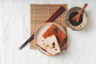 Beyaz arka planda soya soslu organik soya peyniri. Düz yatıyordu. Üst Manzara. Vejetaryen atıştırmalığı