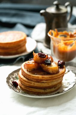 Amerikan kahvaltısı, brunch, öğle yemeği, üzerinde fıstık ezmesi ve muz olan gözleme. Vejetaryen gıda konsepti