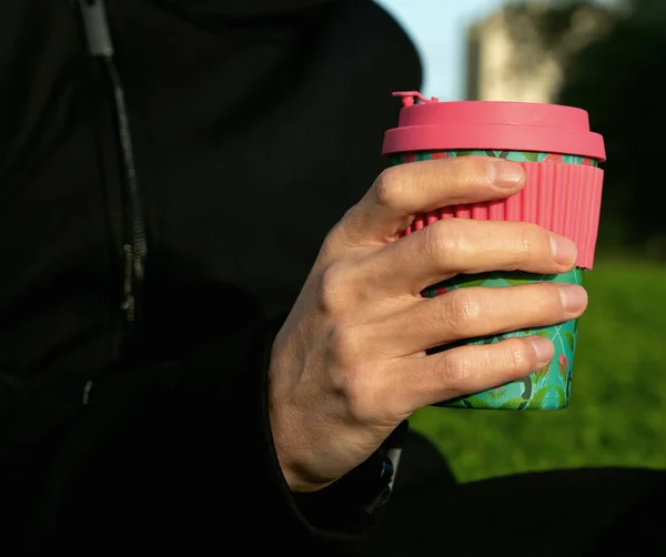 Man Hand Håller Bambu Kopp Kaffe Dricker Kaffe Parken Hållbarhetsbegreppet Royaltyfria Stockbilder