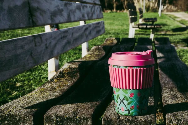 Hållbar Bambukaffekopp Parken Hållbar Take Away Kaffe Koncept Avsiktligt Förtärande Royaltyfria Stockfoton