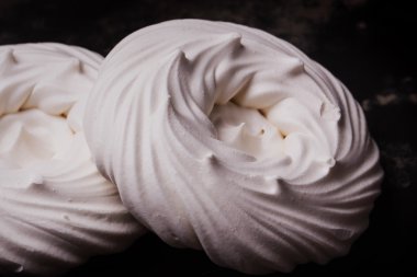 Pavlova berry kek meringues vintage metal tepsi