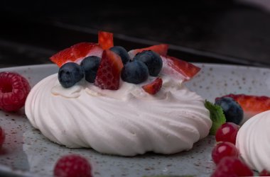 Pavlova berry kek yaban mersini, çilek ve rasberries