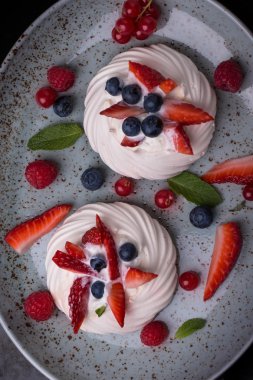 Pavlova berry kek yaban mersini, çilek ve rasberries