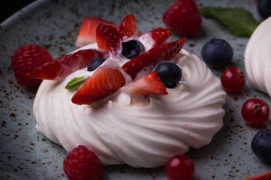 Pavlova berry kek yaban mersini, çilek ve rasberries