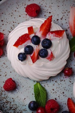 Pavlova berry kek yaban mersini, çilek ve rasberries