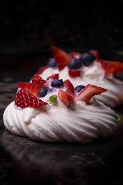 Pavlova berry kek yaban mersini, çilek ve rasberries