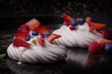 Pavlova berry kek yaban mersini, çilek ve rasberries