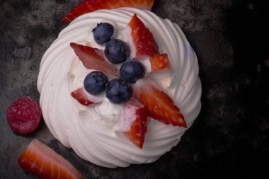 Pavlova berry kek yaban mersini, çilek ve rasberries