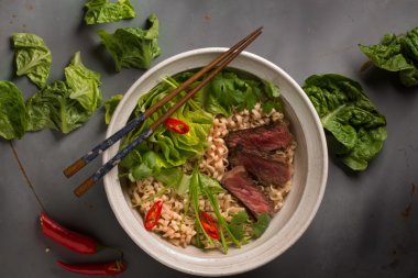 Sığır eti, Çince lahana, chil Çin ramen noodle bir kase