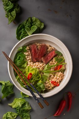 Sığır eti, Çince lahana, chil Çin ramen noodle bir kase