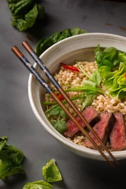 Sığır eti, Çince lahana, chil Çin ramen noodle bir kase