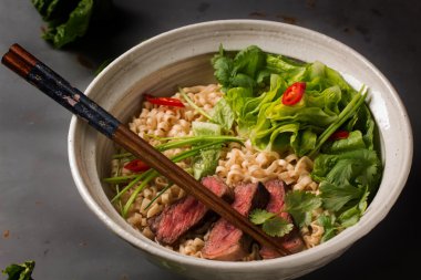 Sığır eti, Çince lahana, chil Çin ramen noodle bir kase