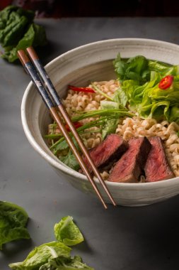 Sığır eti, Çince lahana, chil Çin ramen noodle bir kase