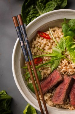 Sığır eti, Çince lahana, chil Çin ramen noodle bir kase