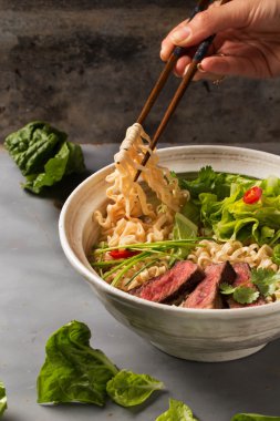 Sığır eti, Çince lahana, chil Çin ramen noodle bir kase