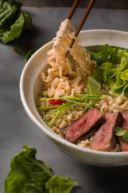 Sığır eti, Çince lahana, chil Çin ramen noodle bir kase