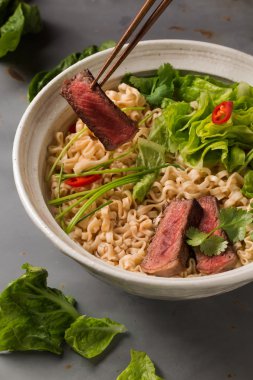 Sığır eti, Çince lahana, chil Çin ramen noodle bir kase