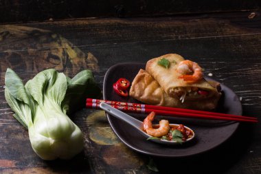 Kızarmış bahar rulo karides, bok choi, biber ve sıcak