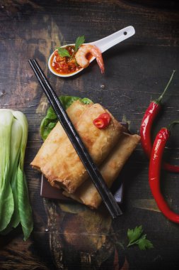 Kızarmış bahar rulo karides, bok choi, biber ve sıcak