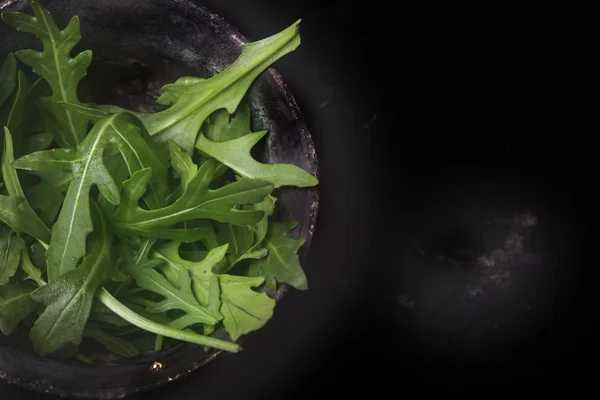 Салат руккола листья на винтажных тарелках — стоковое фото