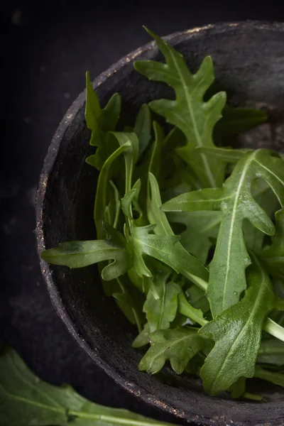 Folhas de salada de Ruccola em pratos vintage — Fotografia de Stock