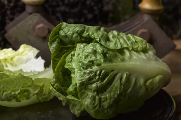 Ensalada Romaine sobre fondo vintage con chopper —  Fotos de Stock