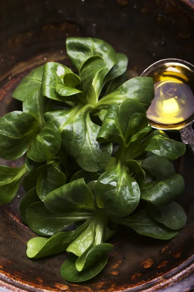 Färsk majs sallad i en vintage keramik skål, med en silversked — Stockfoto