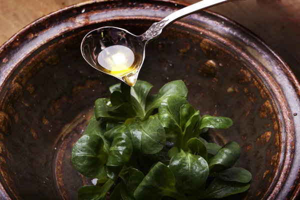 Свежий кукурузный салат в винтажной керамической миске, с серебряной ложкой — стоковое фото