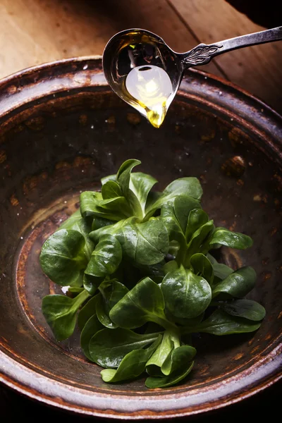 Salada de milho fresco em uma tigela de cerâmica vintage, com uma colher de prata — Fotografia de Stock