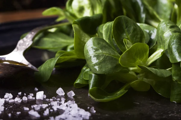 En massa färsk majs sallad på en vintage metall bricka med en silve — Stockfoto