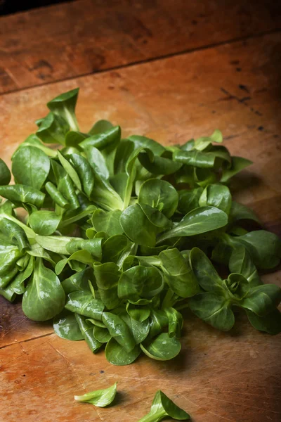 En massa cornsalad på en gammal kvalité cutboard — Stockfoto