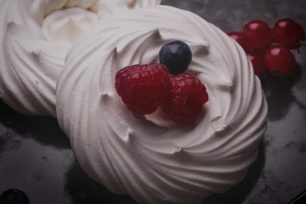 Merengues de pastel de bayas Pavlova en la bandeja de metal vintage — Foto de Stock