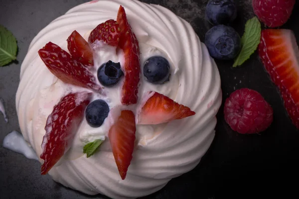 Pavlova berry cake with blueberries, strawberries and rasberries — Stock Photo, Image