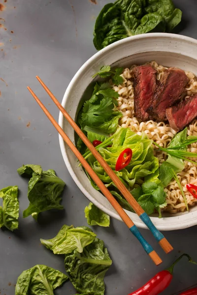 A bowl of Chinese ramen noodles with beef, Chinese cabbage, chil — Stock Photo, Image