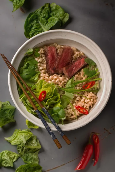 Un tazón de fideos de ramen chino con carne de res, col china, chil —  Fotos de Stock