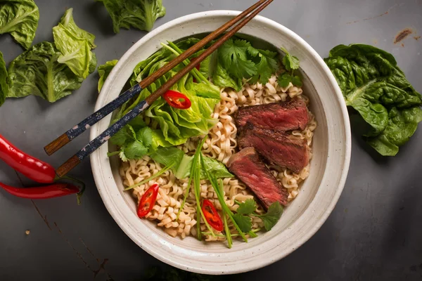 A bowl of Chinese ramen noodles with beef, Chinese cabbage, chil — Stock Photo, Image