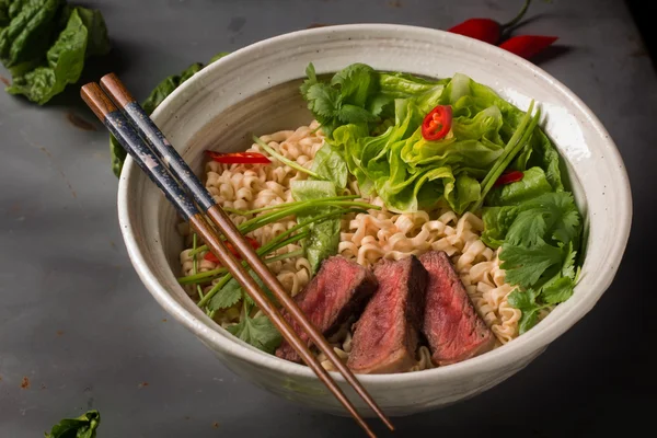 A bowl of Chinese ramen noodles with beef, Chinese cabbage, chil — Stock Photo, Image