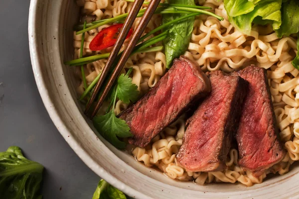 A bowl of Chinese ramen noodles with beef, Chinese cabbage, chil — Stock Photo, Image