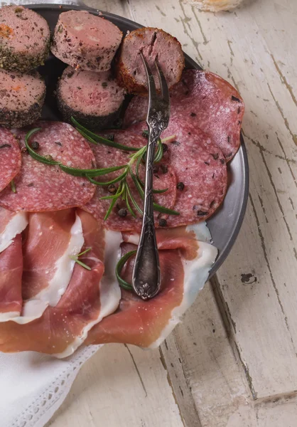 Un conjunto de varias carnes francesas e italianas en el metal vintage p — Foto de Stock