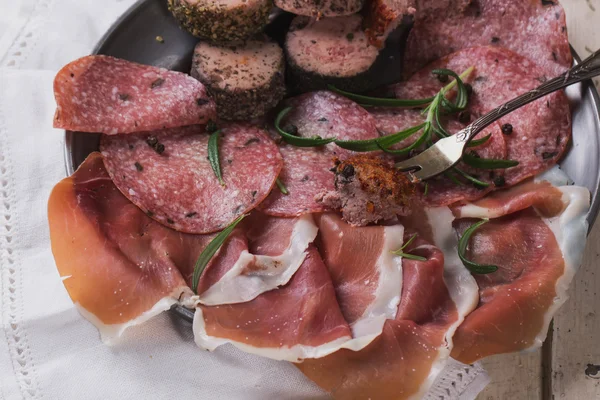 Un conjunto de varias carnes francesas e italianas en el metal vintage p — Foto de Stock