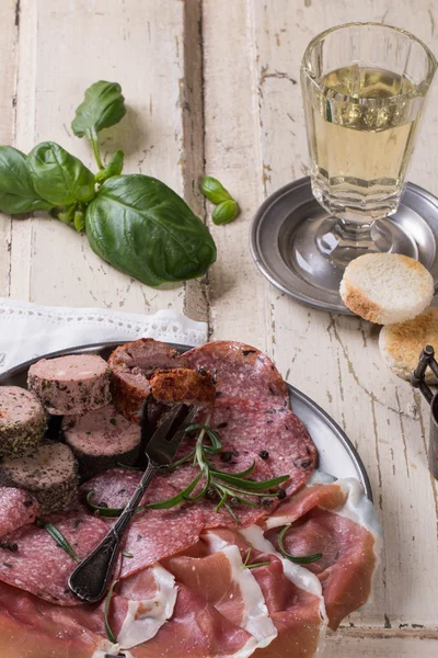 Un conjunto de varias carnes francesas e italianas en el metal vintage p — Foto de Stock