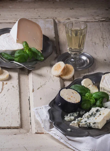 Çeşitli Fransız ve İtalyan peynir vintage metal üzerinde bir dizi — Stok fotoğraf