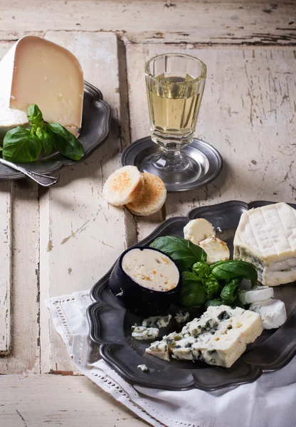 Un conjunto de varios quesos franceses e italianos en el metal vintage — Foto de Stock