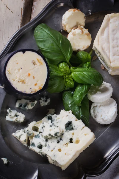 Çeşitli Fransız ve İtalyan peynir vintage metal üzerinde bir dizi — Stok fotoğraf