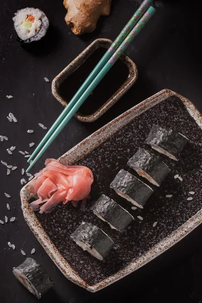 Maki sushi rotoli con salmone e avocado sul giapponese vintage — Foto Stock
