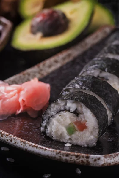 Maki sushi rotoli con salmone e avocado sul giapponese vintage — Foto Stock