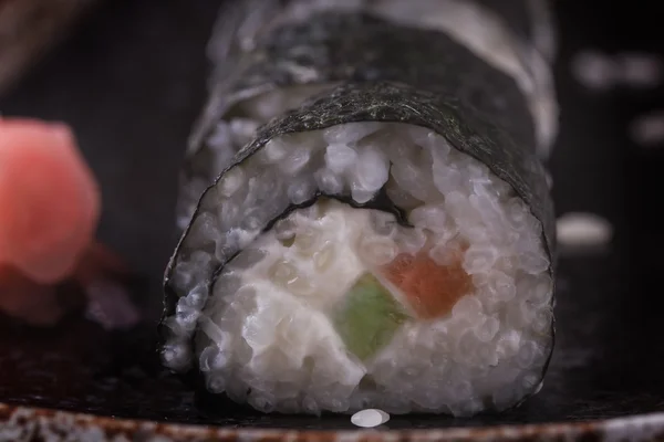 Maki sushi rotoli con salmone e avocado sul giapponese vintage — Foto Stock