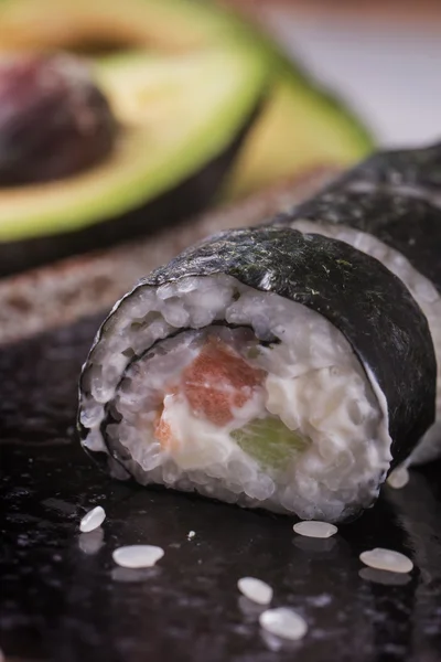 Maki sushi rotoli con salmone e avocado sul giapponese vintage — Foto Stock