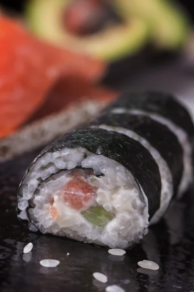 Maki sushi rotoli con salmone e avocado sul giapponese vintage — Foto Stock