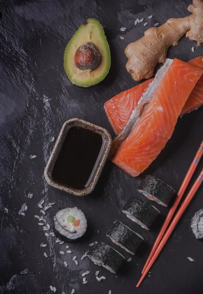 Maki-Sushi-Röllchen mit Lachs und Avocado auf dem alten Japaner — Stockfoto